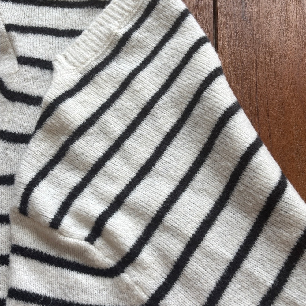 Abercrombie & Fitch Black and White Striped Sweater - Picture 4 of 4